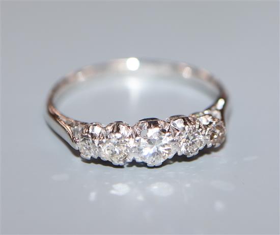 A white 18ct, plat and graduated five stone diamond half hoop ring, size L.